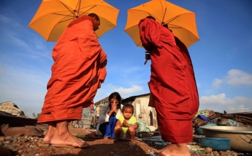 Bần cùng bố thí là khó